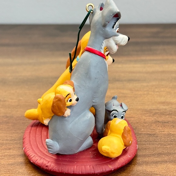 Hallmark Keepsake Ornament Walt Disney's LADY & THE TRAMP Family Portrait 1999 - Picture 6 of 11